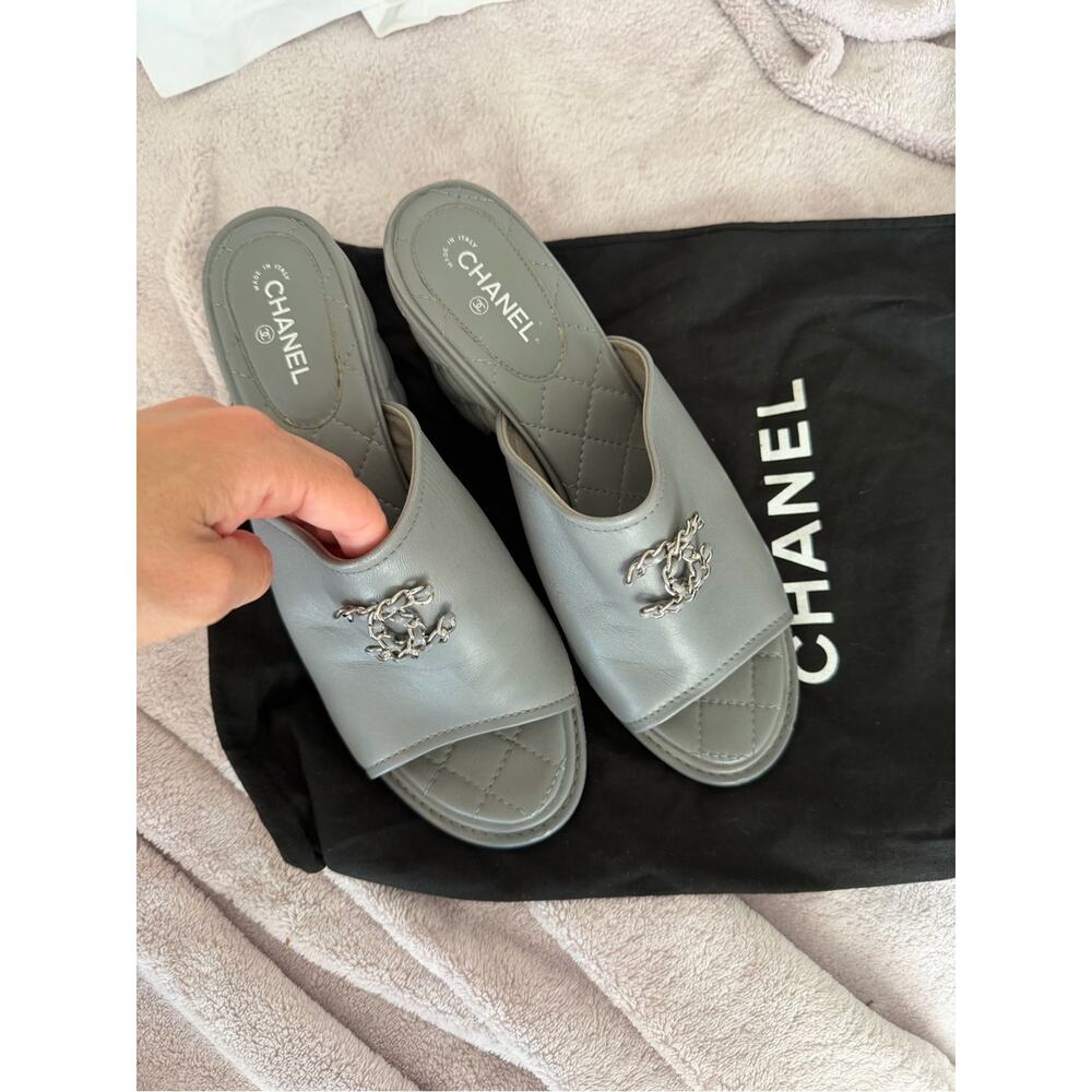 🗽CHANEL Quilted Leather Slide Mules with Silver CC Chain Logo | Size 39 - Picture 2 of 5